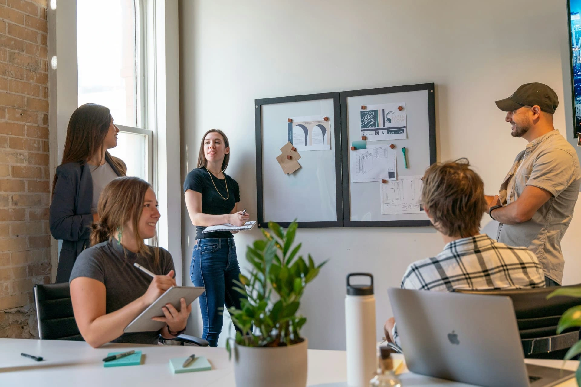 Team im sonnendurchfluteten Büro bei einer Besprechung